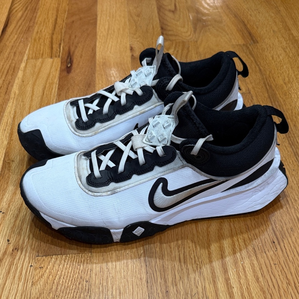 Nike Air Diamond Varsity Turf Shoes (Men’s 8.5)
